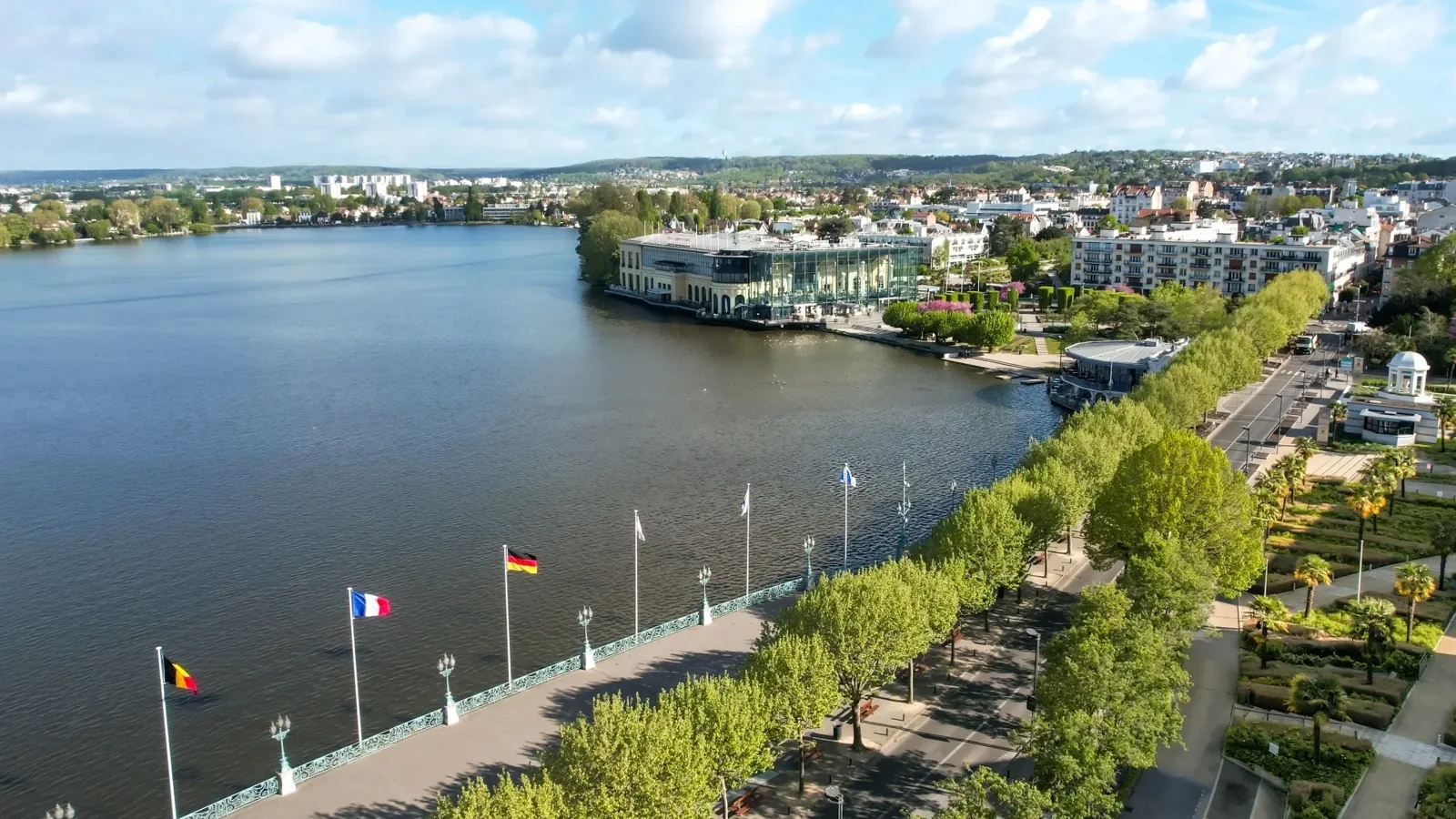 Vue du lac et des berges d’Enghien-les-Bains